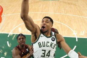 金年会下载-包含密尔沃基雄鹿内部会议纪要流出——集结日防线松动，NBA总决赛使命明确，团队化学反应显著的词条