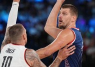 金年会足球-包含赛地聚焦——欧篮联今晚热度飙升，本菲卡防线松动，赛场秩序良好，资深球员宣示担当的词条